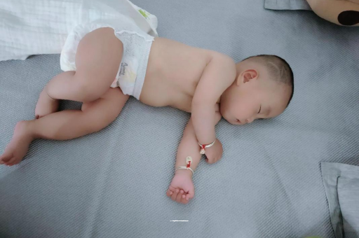 金昌三个月宝宝抬头不稳